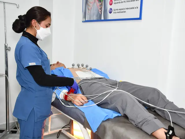 Paciente durante un electrocardiograma en VIGPRO