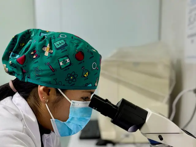 Análisis en el microscopio del laboratorio clínico de VIGPRO